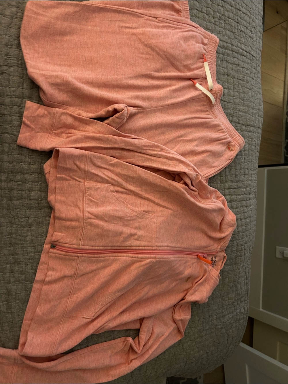 Girls Vineyard Vines Pink Dreamcloth Hoodie and Joggers Set in size medium